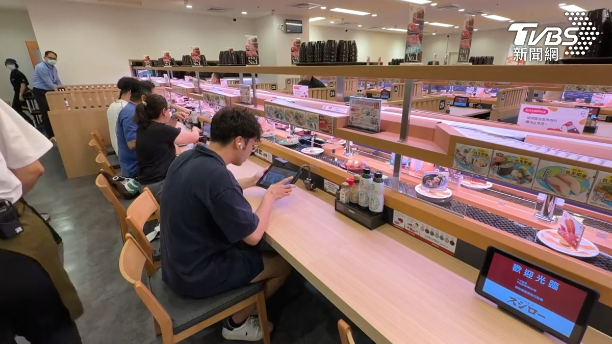 高鐵左營站憑藉三鐵共構的優勢,進出站人次穩居全台前三名,吸引連鎖壽司品牌於鄰近百貨展店。(圖/TVBS)