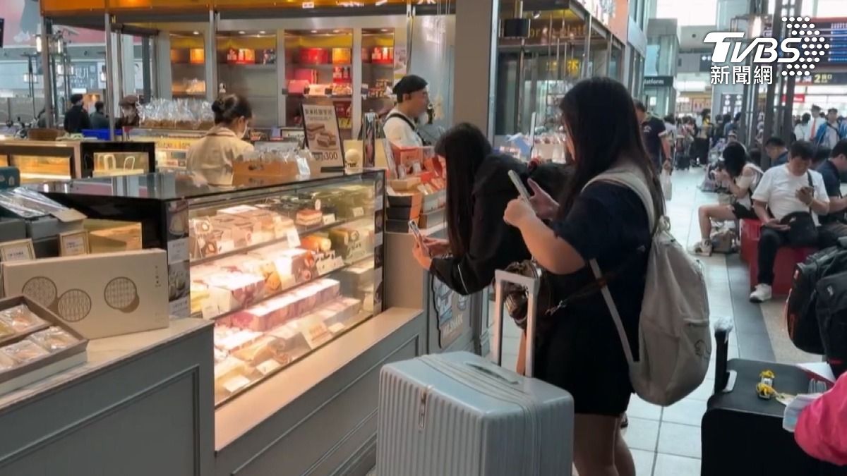 龐大的人流量吸引眾多店鋪進駐,期望藉由人潮帶動錢潮。(圖/TVBS)