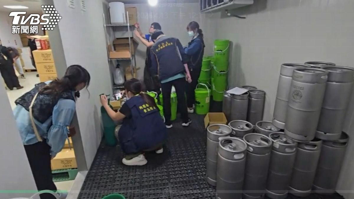 相關人員到場稽查康普查。(圖/TVBS)