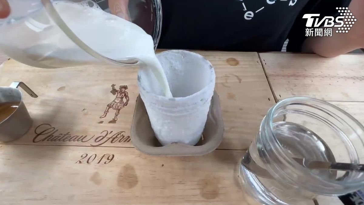 大安區有一間新開幕的咖啡店,將玻璃杯放進冷凍冰櫃,讓杯子結滿冰,彷彿被白雪覆蓋。(圖/TVBS)