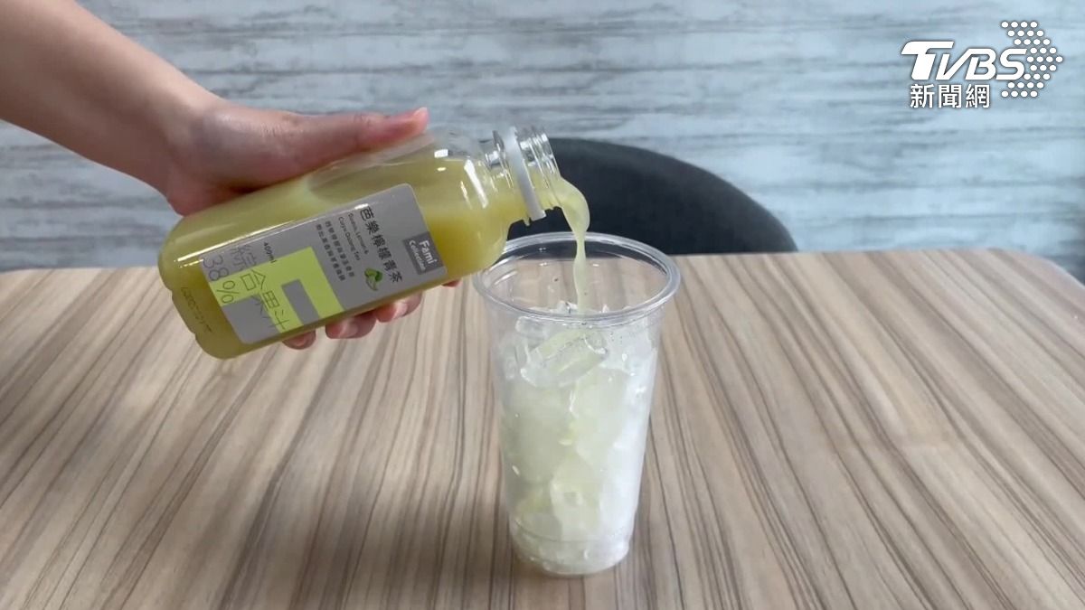 超商推出冰塊杯調飲,從果香茶飲特調到大人系喝法。(圖/業者提供)