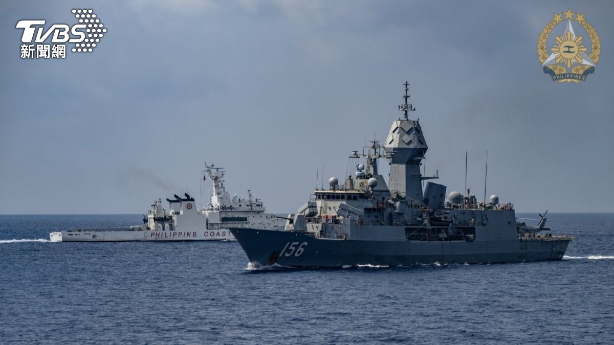 澳洲皇家海軍巡防艦「土烏巴號」（前）與菲律賓海岸防衛隊多用途反應艦「艾奎諾號」（後）。（圖／AFP菲律賓武裝部隊)