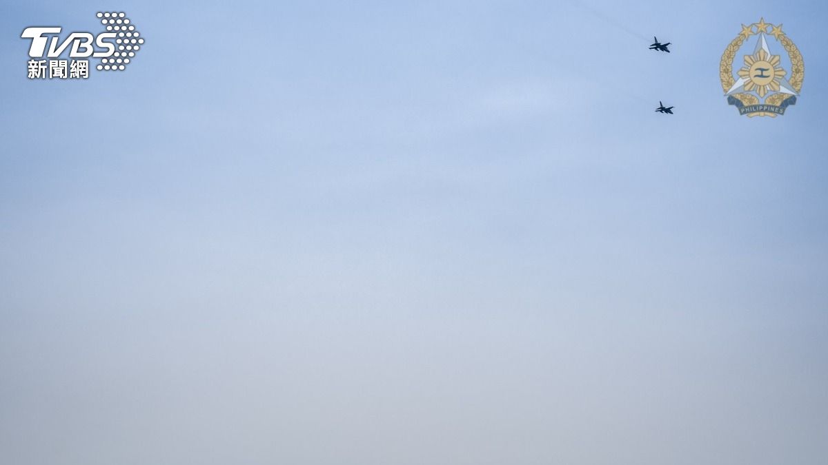 菲律賓 FA-50 戰鬥機掠過南海上空。（圖／AFP菲律賓武裝部隊）