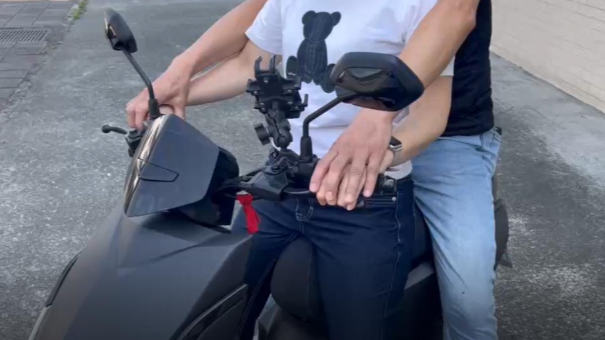 女學員控訴駕訓班教練教騎車時,從後座環抱,甚至雙手貼在手背上。(示意圖/TVBS)