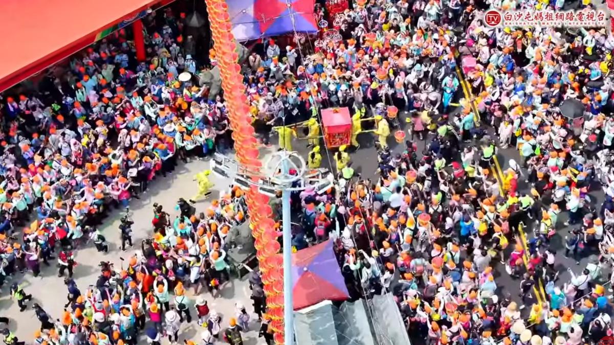 粉紅超跑進入台中大甲鎮瀾宮進行「四媽會」。（圖／翻攝自白沙屯媽祖網路電視台YT）