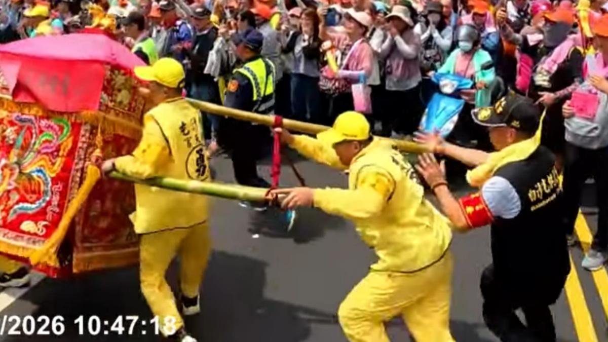 網友也紛紛關心摔倒的轎班大哥平安沒事。（圖／翻攝自白沙屯媽祖網路電視台YT）