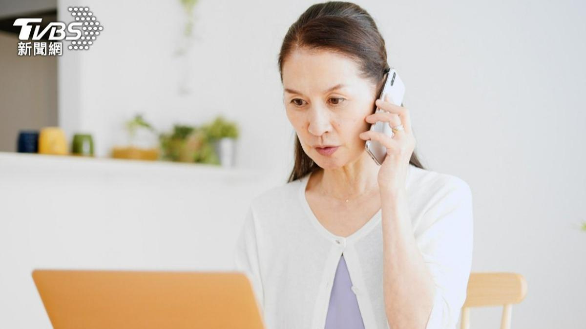 由於56歲的母親真理子過度干預兒子，導致兒子脫口說出「這輩子不會再回家」。（示意圖／達志影像shutterstock）