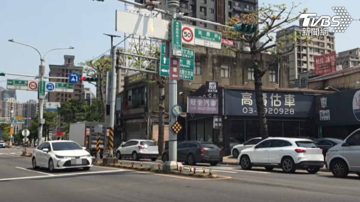 駕訓班路考，學員切車道不當，擦撞休旅車。（圖／TVBS）