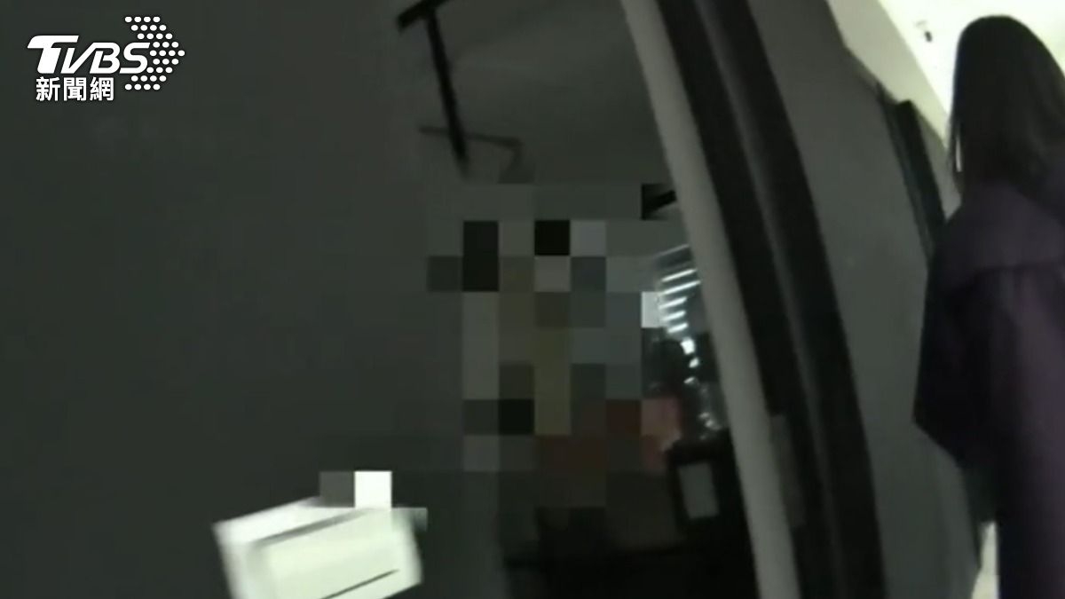 假檢警詐團聯手貸款公司詐億元，警方攻堅逮人。（圖／TVBS）
