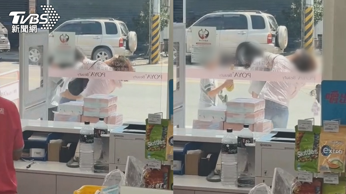 美妝賣場結帳嫌太慢，排在後方的吳姓女子疑似不耐久候，大聲抱怨並出言辱罵。林姓女子不滿遭辱，雙方隨即在店門口爆發拉扯衝突。（圖／TVBS）