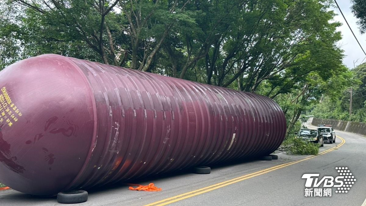 為閃車!三芝聯結車「柴油槽桶滾路中」 驚險畫面曝