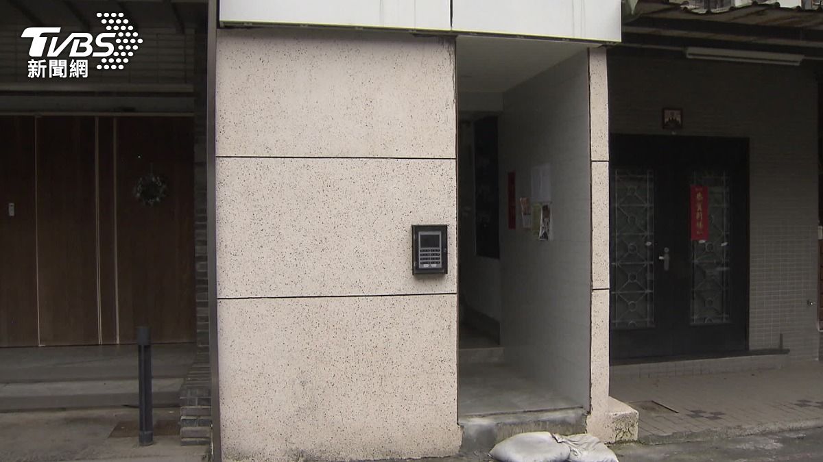 富台里里長透露,要說服住戶同意老屋增設電梯,必須花一段時間,同時還要解釋,多蓋電梯不會影響都更。(圖/TVBS)