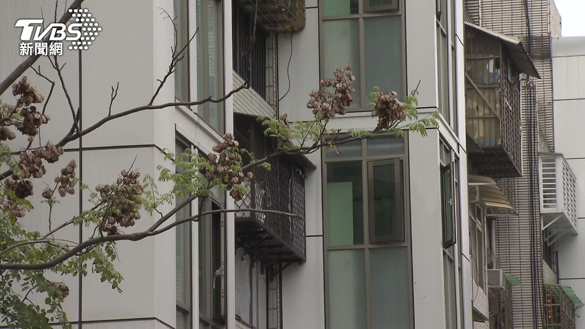 住戶表示,老屋增建電梯後,平均一戶多近1坪。(圖/TVBS)