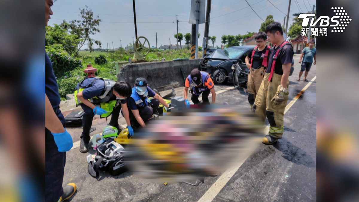 台南鹽水的台19線道上，發生一起小客車跟機車的對撞車禍，現場滿地零件碎片七旬的騎士與駕駛，雙雙死亡。（圖／TVBS）