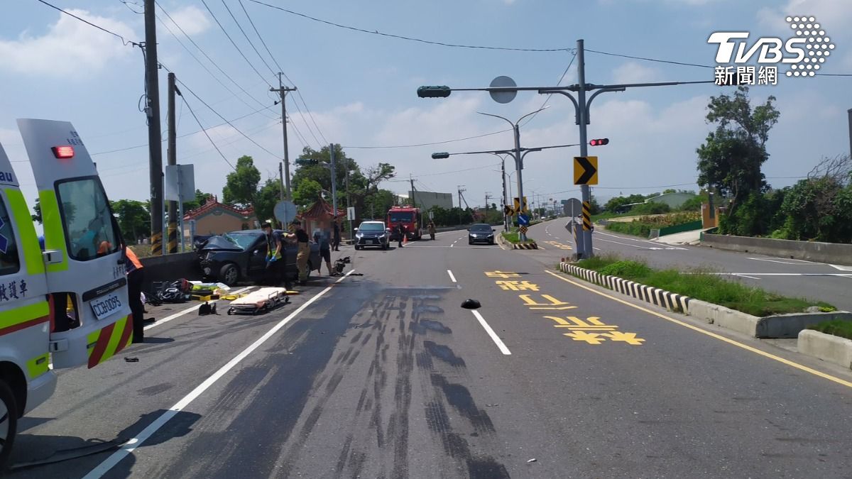 台南鹽水的台19線道上，發生一起小客車跟機車的對撞車禍，現場滿地零件碎片七旬的騎士與駕駛，雙雙死亡。（圖／TVBS）