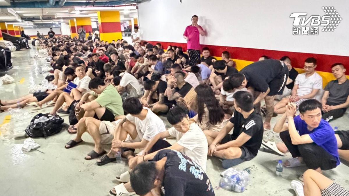 柬埔寨警方週末突襲一家五星級飯店，逮捕的311名外籍嫌犯中有過半有臺灣國籍。（圖／柬中時報）