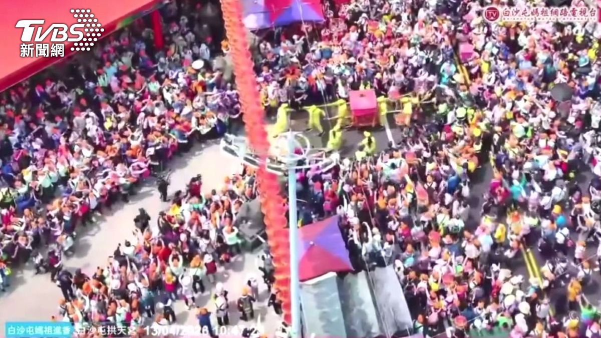 白沙屯媽祖「甩尾」衝大甲！大轎班人員摔倒，雙媽會熱鬧登場。(圖／白沙屯拱天宮文化組提供)