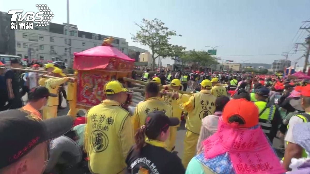隊伍中午抵達大甲鎮瀾宮，上演眾所期待的「天后團」聚會。(圖／TVBS)