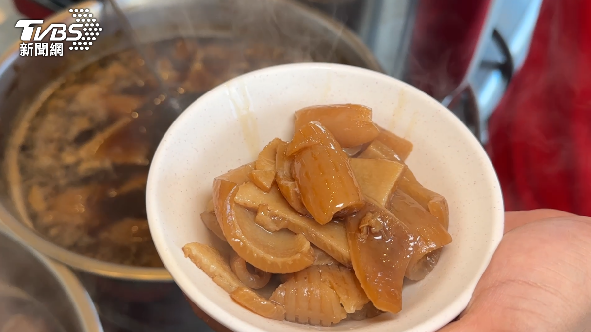 這份便當是在嘉義某廟前的小攤販購買,店內有販售一份70元的「豬皮飯」,因此推測老闆可能聽錯了品項。(圖/TVBS)