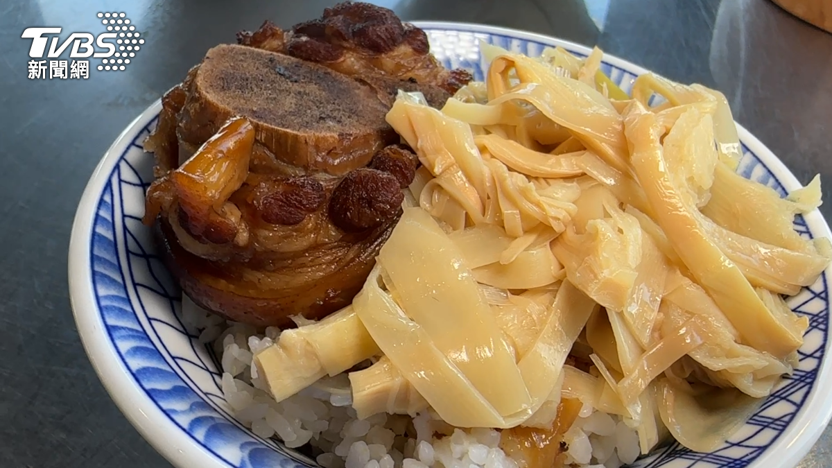 一般常見的腿庫飯,豬皮會滷到呈現棕色,肉質肥瘦相間,選用的是豬後腿與腳中間的部位,口感Q彈又入口即化。(圖/TVBS)