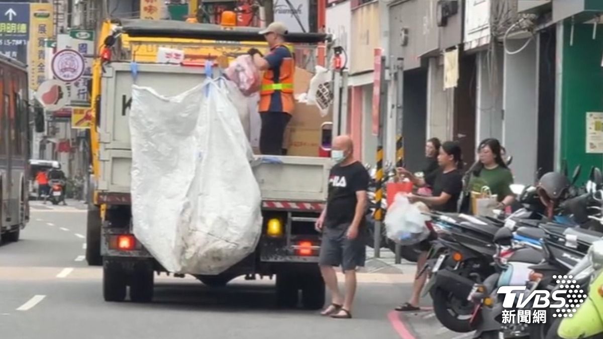 追垃圾車(圖/TVBS資料畫面)