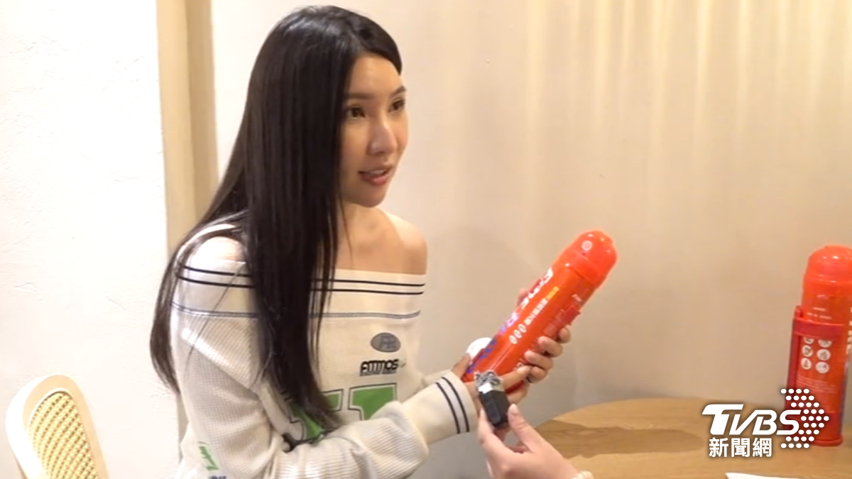 藝人田依甯遇到安檢推銷,購買了滅火產品,卻指控對方擅自更改方案。(圖/TVBS)