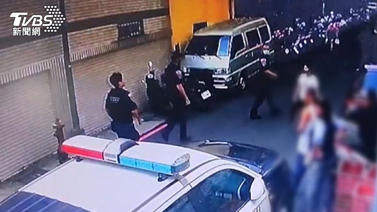 涉詐男遭刑事局南下緝捕,對峙中「持剪刀刺頸」血流不止。(圖/民眾提供)