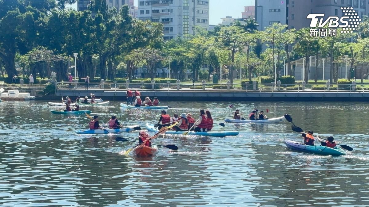 中都濕地公園不但有運動休閒民眾，下游還有人划獨木舟，污水匯集到愛河，遊客健康堪慮。（圖／TVBS）
