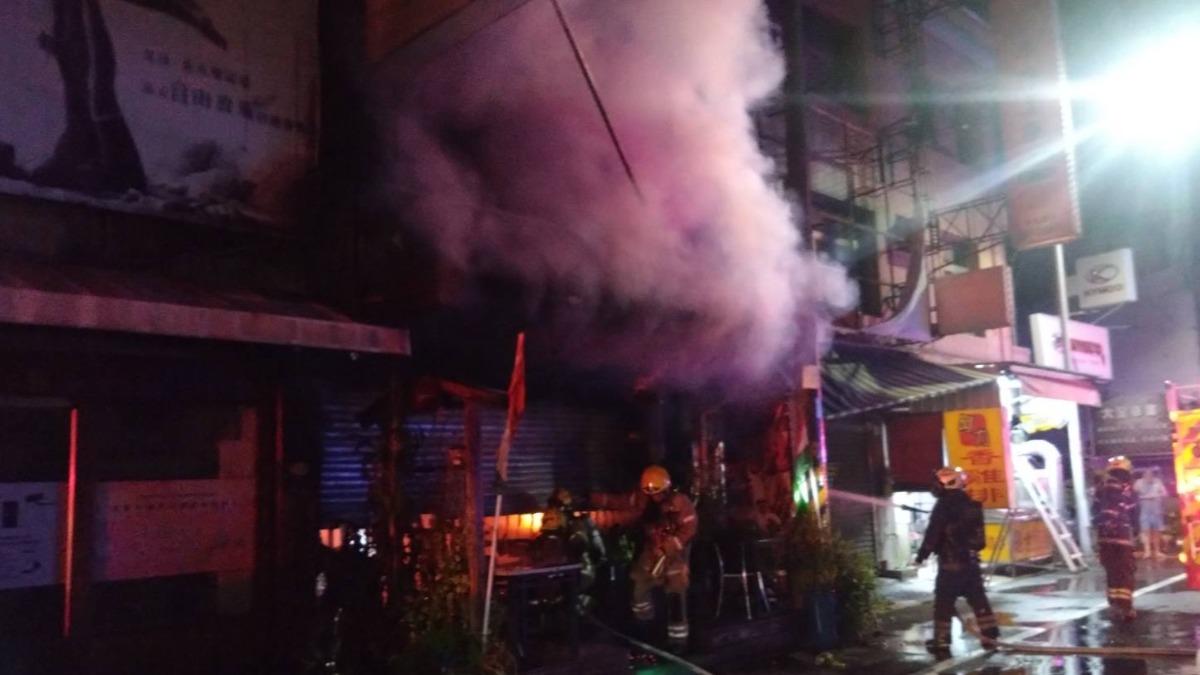 台南印度料理店深夜火災!鐵門內竄橘紅火光、濃煙 波及情趣店