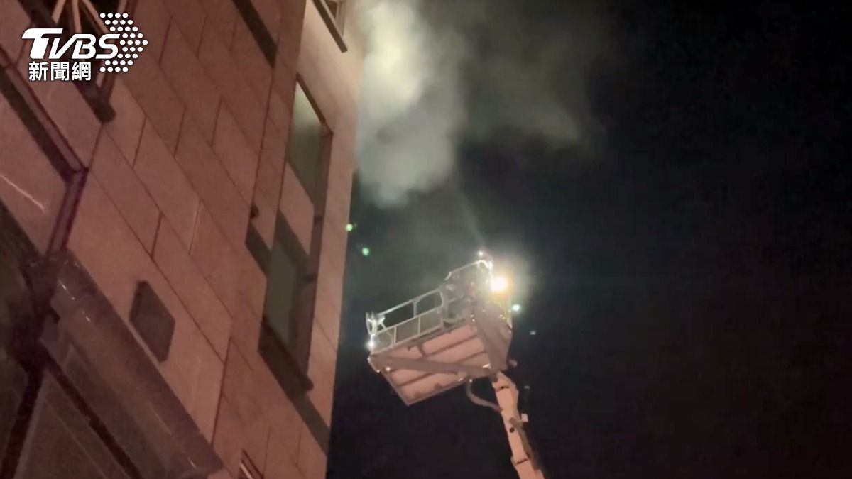 高雄一夜連2起火災!疑「皆冷氣釀禍」大樓住戶驚逃1送醫