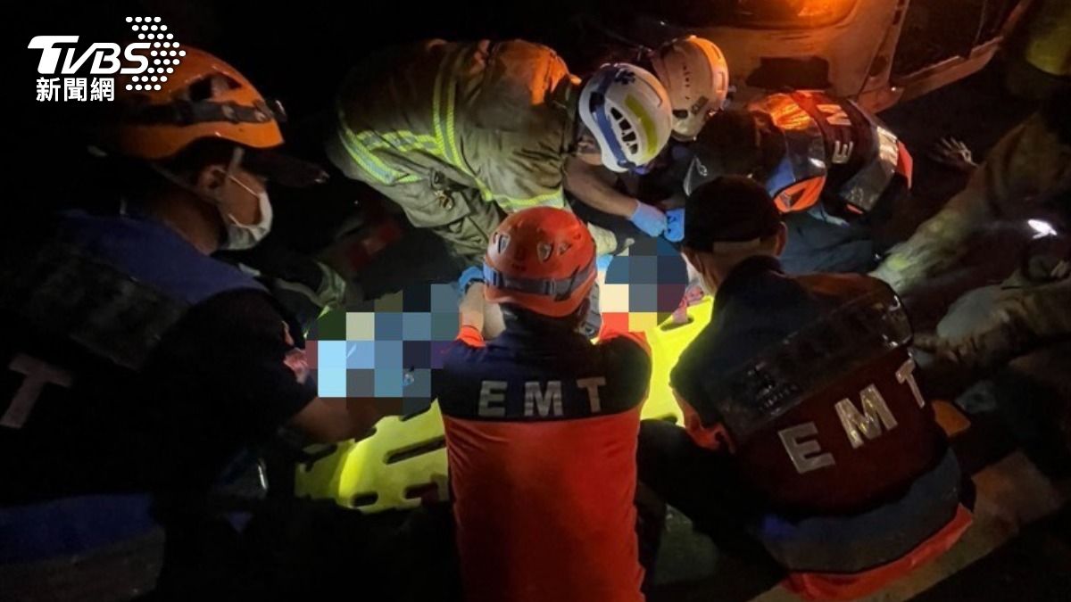 台84線嚴重車禍！3貨車撞一團變形　1人「拋飛橋下」慘死