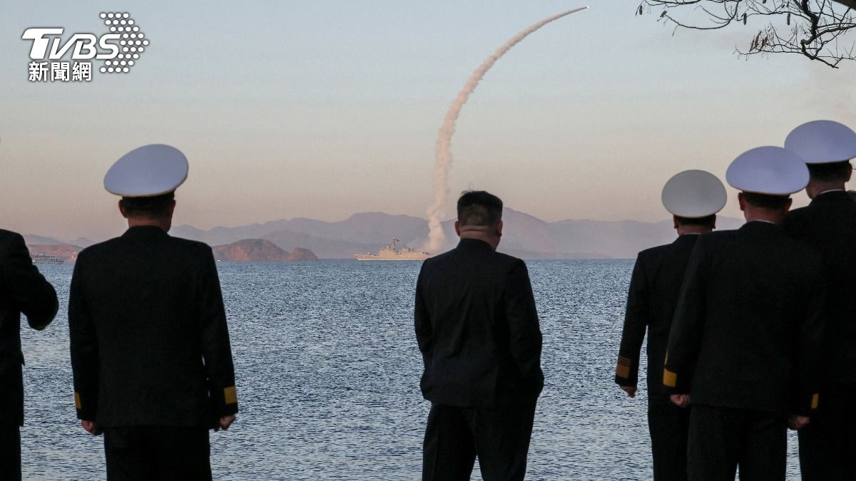 北韓領導人金正恩親自視察崔賢號驅逐艦,從海上試射巡弋飛彈。(圖/達志影像路透社)