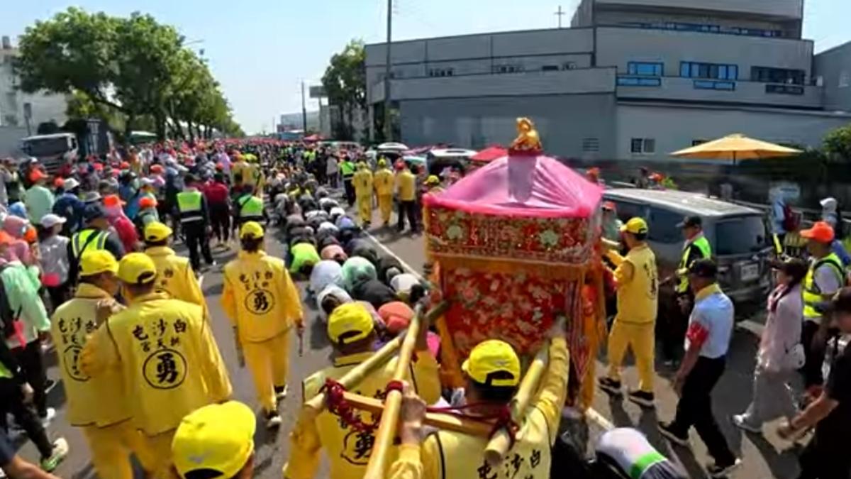 福食變蹭食?白沙屯整盒餐點丟路邊 網嘆進香人多素質卻下降