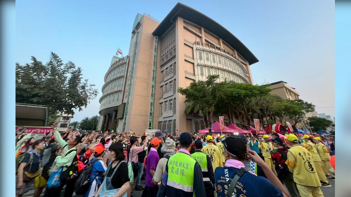 粉紅超跑今天清晨來到台中市龍井區。(圖/翻攝自白沙屯拱天宮臉書)