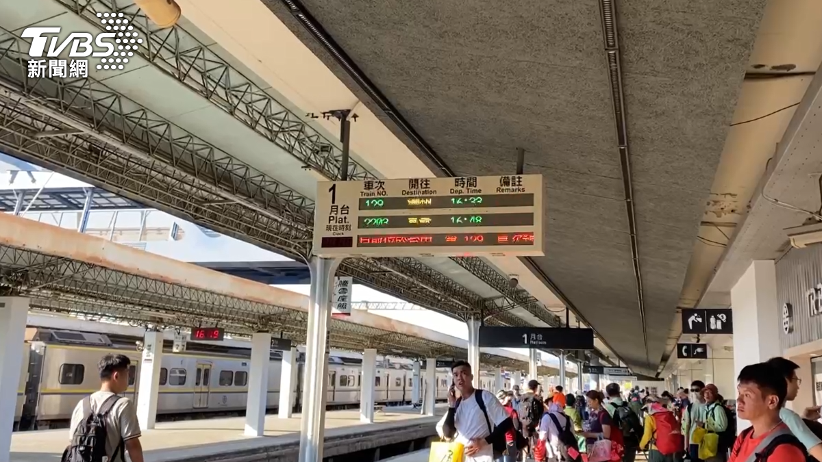 香燈腳搭火車擠爆!網怒酸「集體失格」:媽祖不會保佑