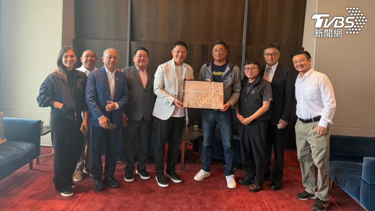 辜仲諒見菲體壇要角 允捐棒球物資推亞洲大聯盟