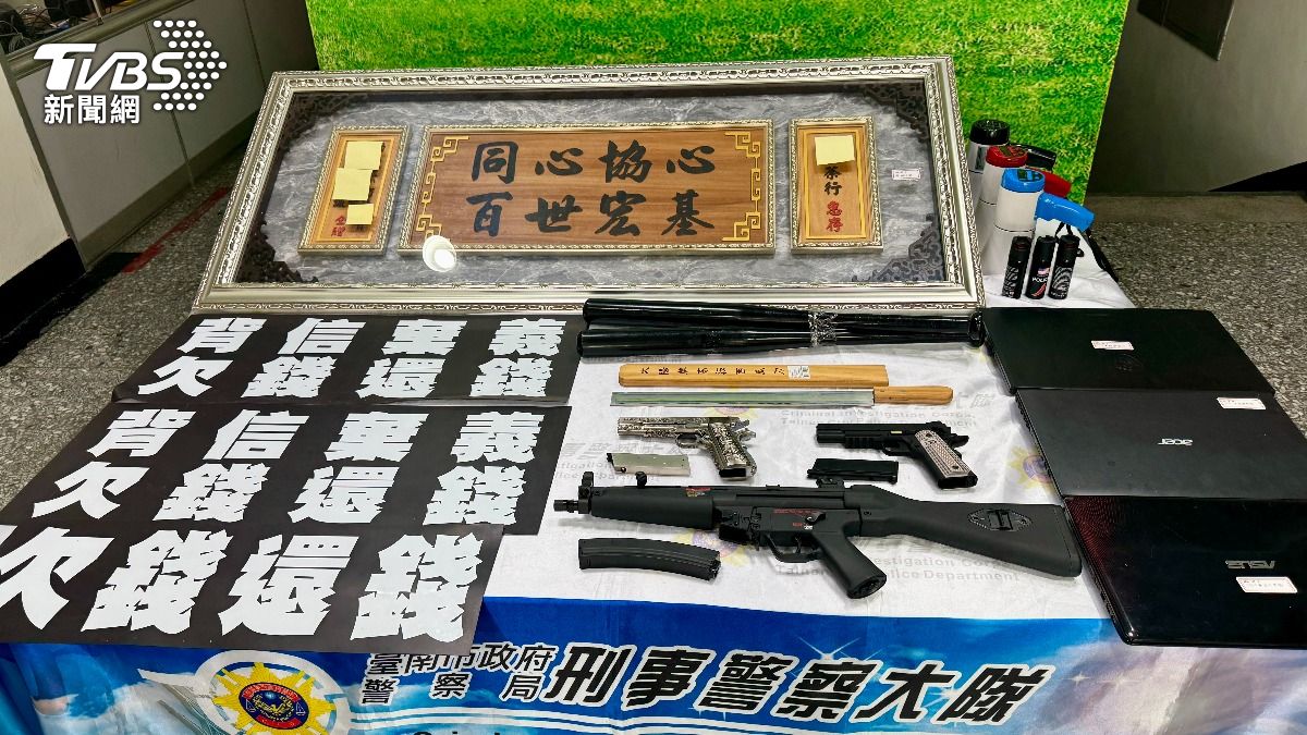 警方查獲的證物，包含空氣槍與欠錢還錢的字板。（圖／TVBS）