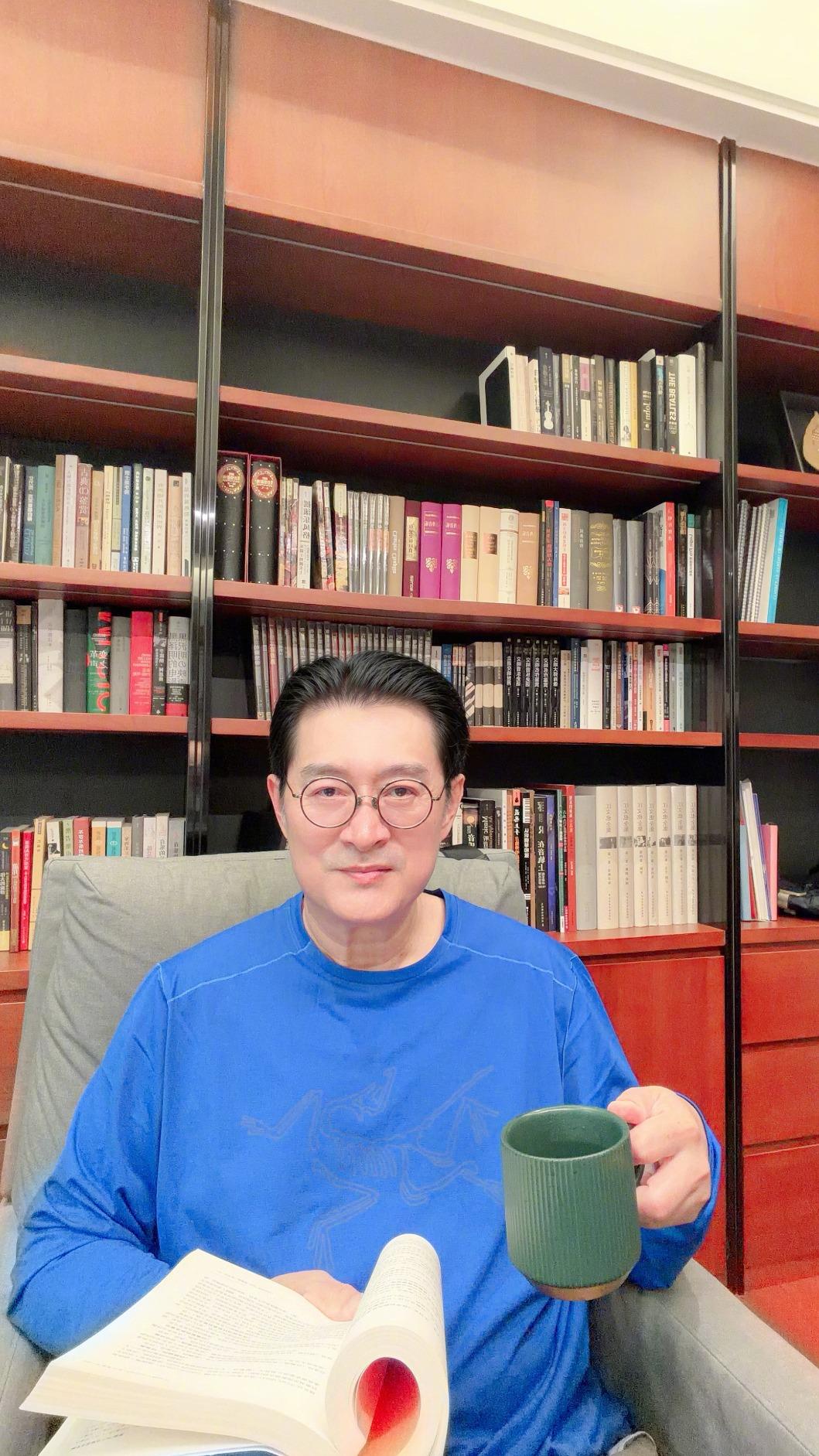 黃安因眼睛問題暫時少看書。(圖/翻攝自黃安微博)