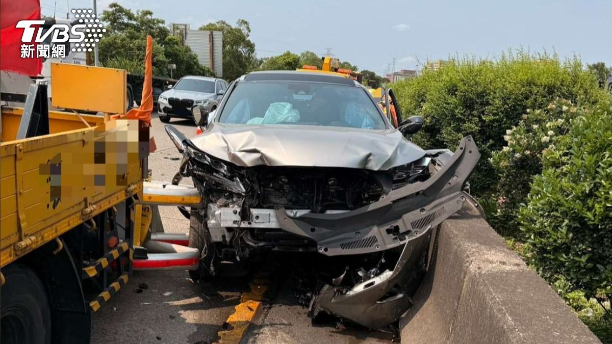 快訊/國3休旅車猛撞緩撞車 車頭變形爛毀氣囊爆開