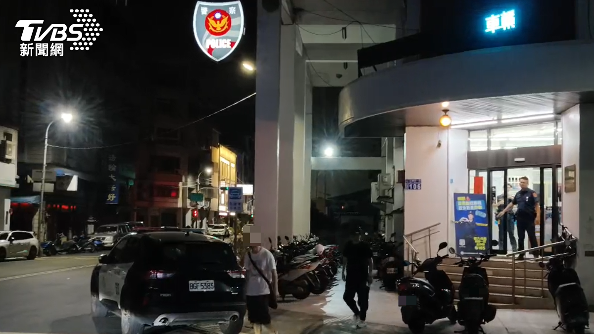 男子走出派出所。(圖/TVBS)