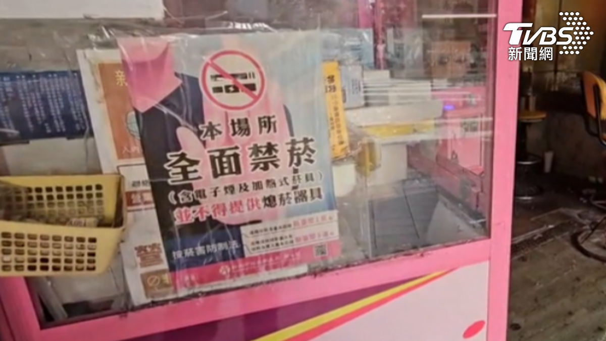 無人店難管,娃娃機店客人用飲料當菸灰缸,台主頻挨罰。(圖/TVBS)