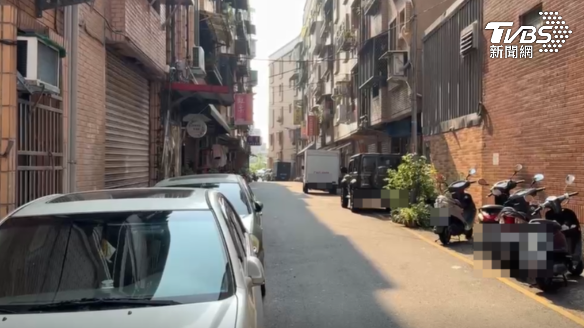 賊闖沒鎖門餐車，偷帽偷零錢，還亂翻多輛機車車廂。（圖／TVBS）