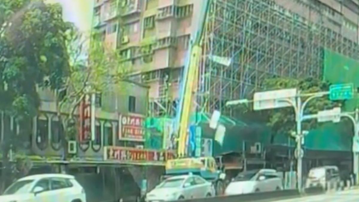 吊車吊掛鷹架鐵板不慎掉落，機車騎士遭波及、腿部割傷。 (圖／Threads @qiandingz 授權)