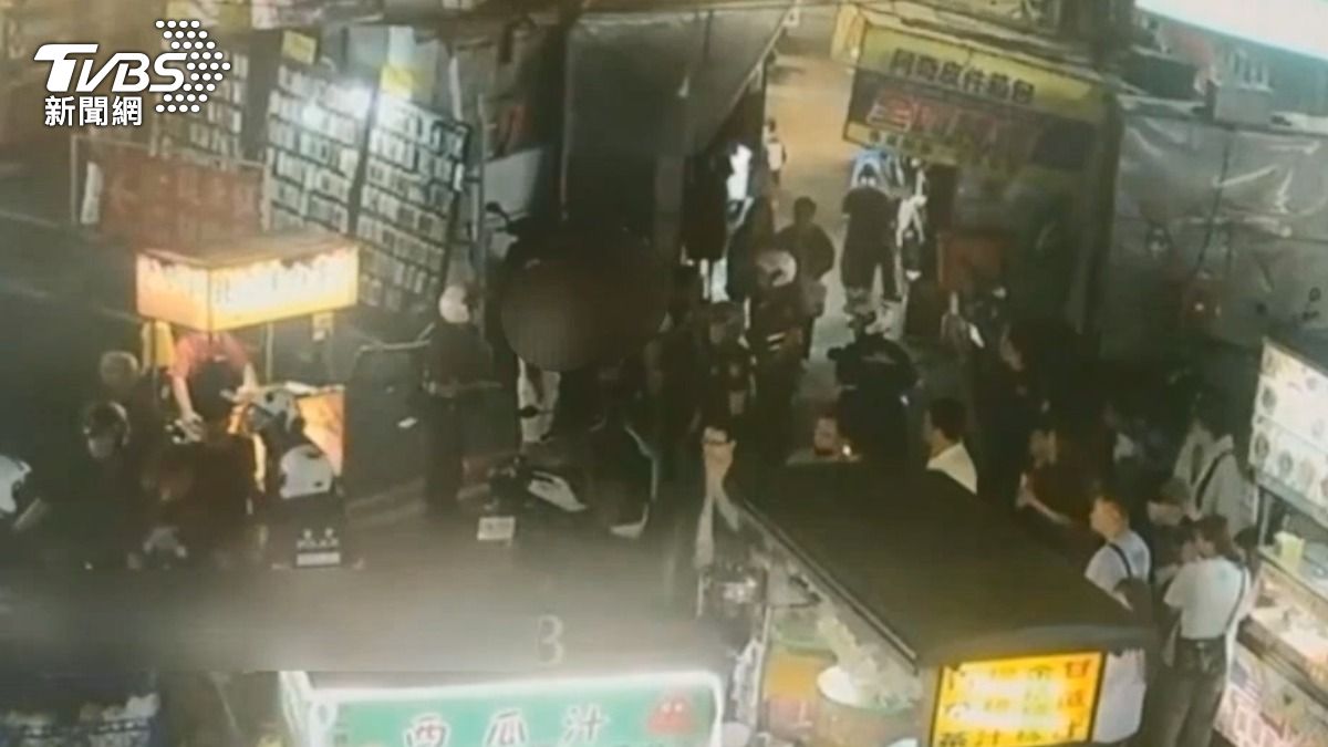 湳雅夜市攤商聊天誤以為被搭訕、雙方講話太大聲，驚動16名警方到場。 (圖／TVBS)