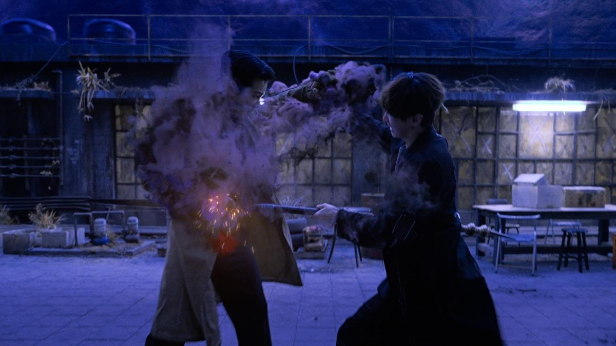 劇中柯震東(右)與薛仕凌纏鬥,雙方勢均力敵。(圖/Netflix提供)