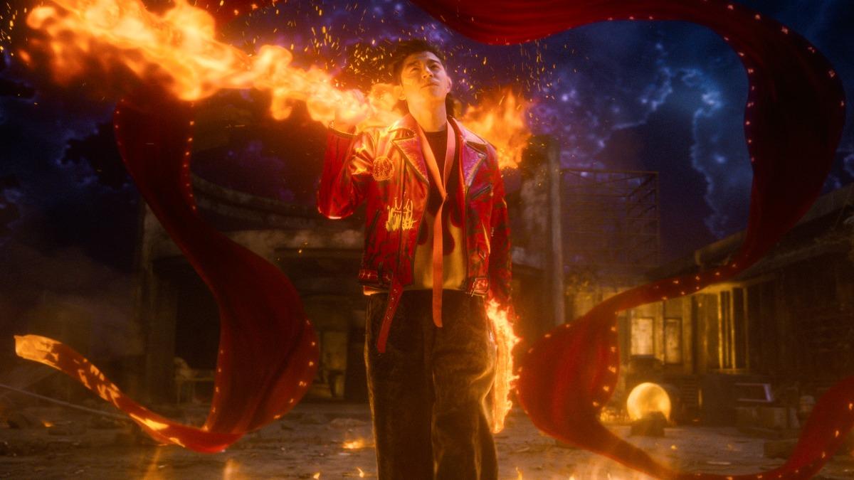王柏傑飾演的三太子現真身與「六梵」戴立忍展開對決。(圖/Netflix提供)