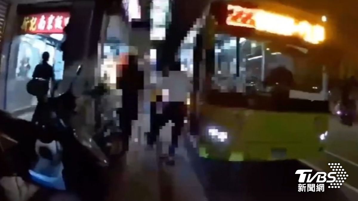 乘客平板開擴音看影片，公車駕駛制止遭侮辱，警獲報到場排解衝突。（圖／TVBS）