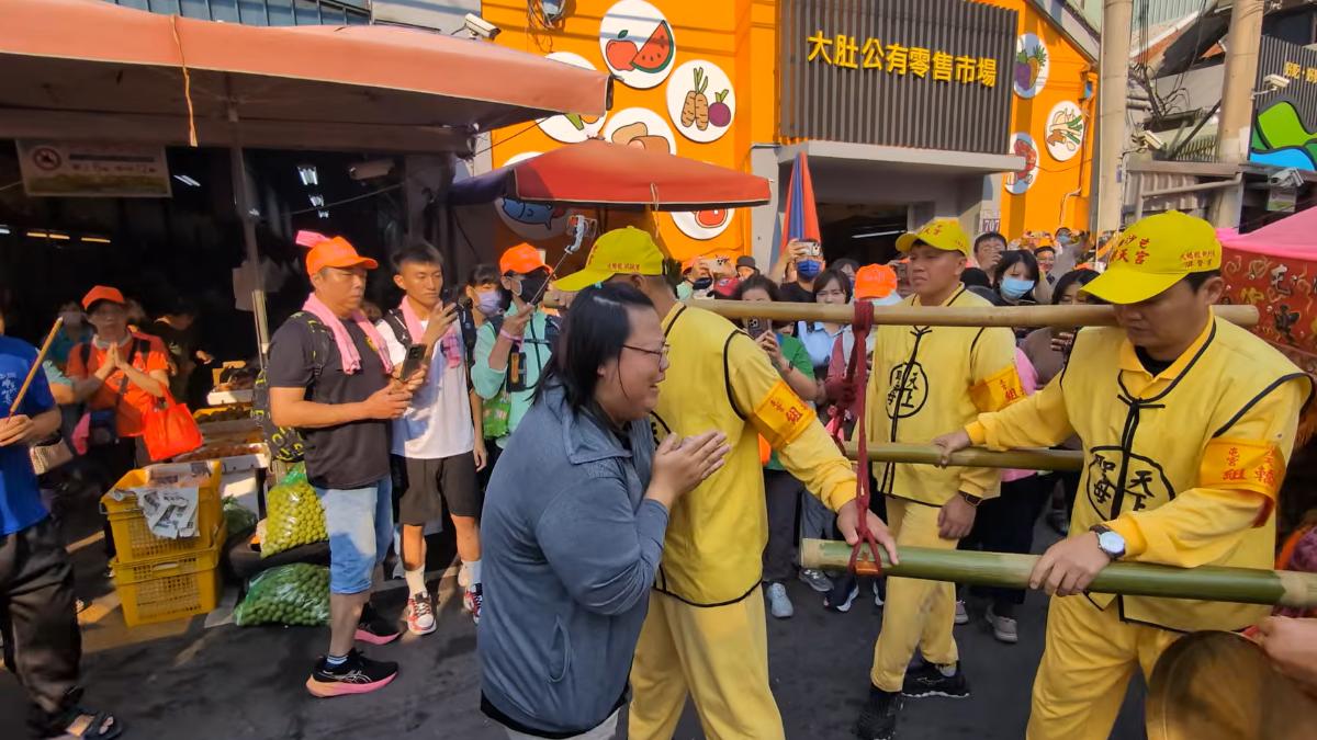 白沙屯媽祖突轉向!孝媳淚求找回失蹤婆婆 停轎傾聽全場看哭