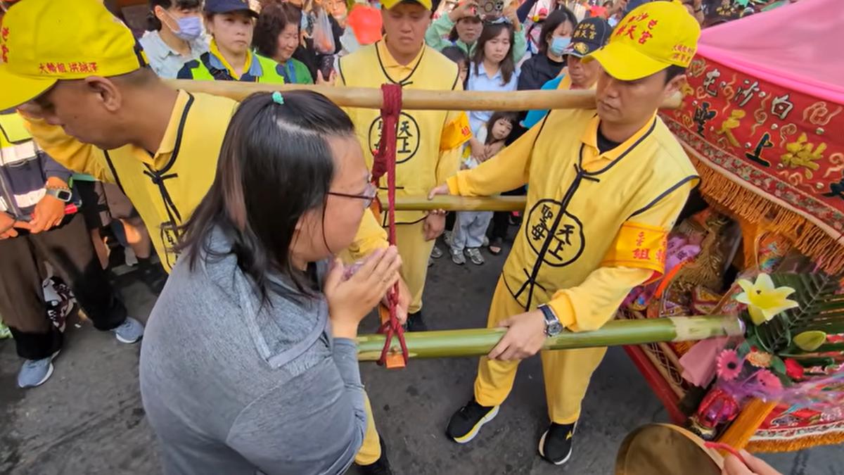 婦人苦尋不到婆婆。(圖/翻攝白沙屯媽祖網路電視台YT)