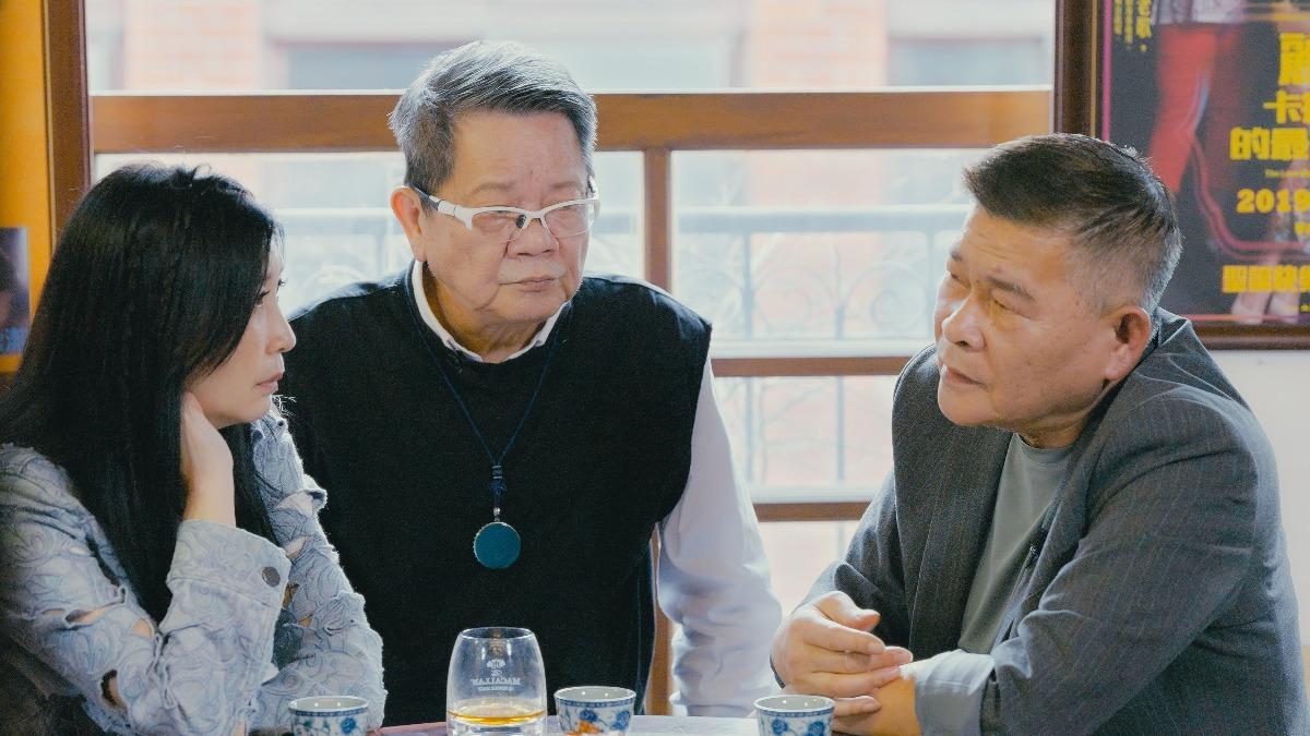 澎恰恰（右）為拍電影負債2.4億，但他仍未放棄導演夢，讓鄭進一（中）好心疼。（圖／三立提供）